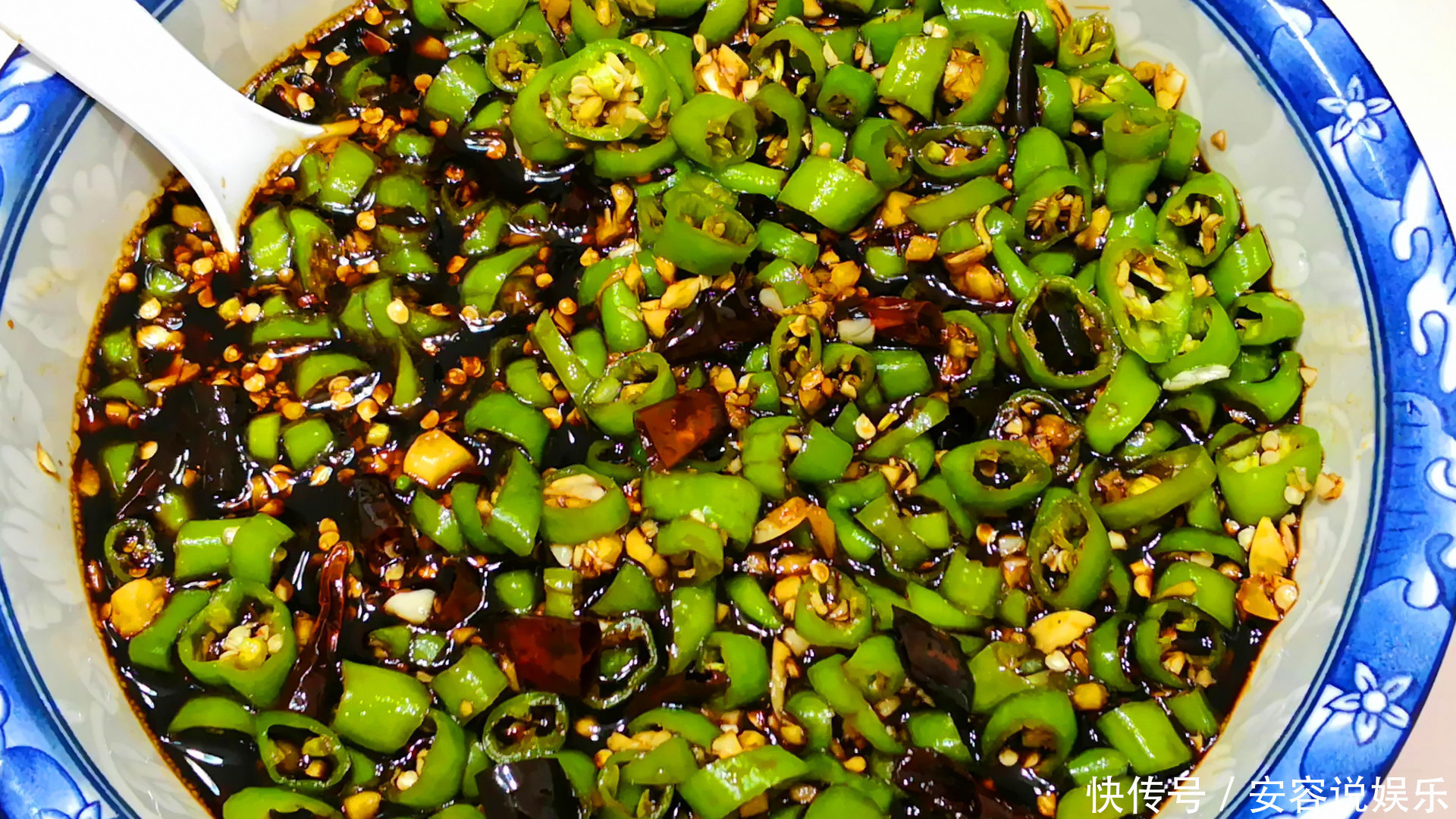 吃肉|腌辣椒别只会加盐了,教你秘制腌法,我家隔三差五做,比吃肉还香