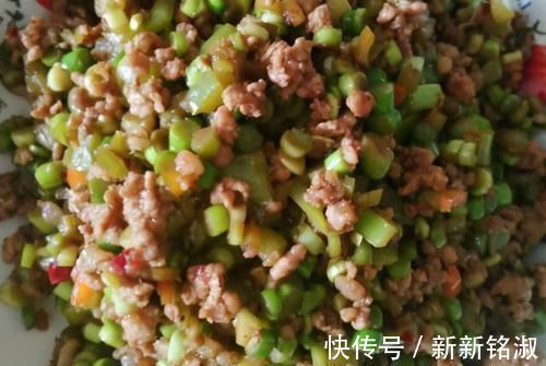 面粉别只会蒸馒头,试试这个做法,既是菜也是主食,解馋过瘾饱腹