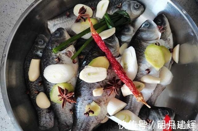 这个方法制作的酥鱼,孙女自己都能吃了,鱼刺变得绵软不必吐剌了