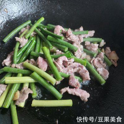 老妈做的蒜苗炒牛肉，怎么吃都不腻