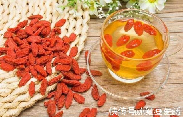 泡水|枸杞是直接嚼着,还是泡水喝好?终于有正确答案了,白吃了30年