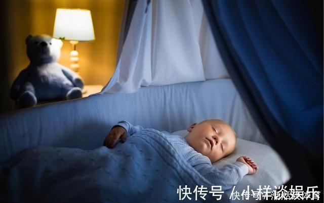 家长|新生儿为什么偏爱“投降式睡姿”,需要纠正吗很多家长做错了