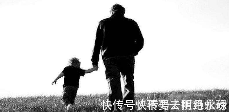 满满的爱|爸爸假装倒在水中,小宝宝果断下水去救他,看到这画面眼圈红了