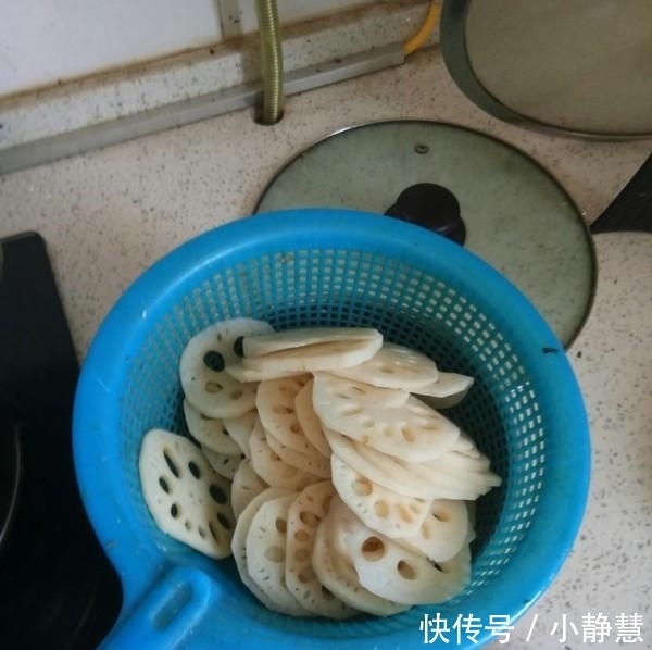 莲藕一焯水就发黑？牢记几个小技巧，莲藕白净又脆爽，特别好吃