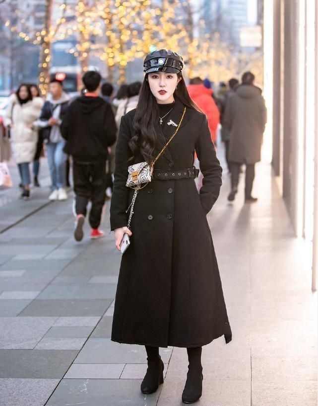 美女|街拍:小姐姐身穿格子外套,气质优雅,大家闺秀的感觉