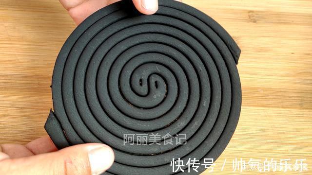 一卷纸巾就能把蚊香完整地分离，一秒一个，真是太神奇了