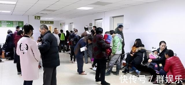 投诉|儿子深夜发高烧,医院排800多号,宝妈心急投诉,医生:自作自受