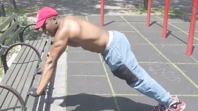 法则|俯卧撑增加胸部刺激,黑人小伙演示如何练大胸肌?循环训练法则!