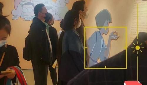 向佐|郭碧婷一家五口看动画展，cora打扮粉嫩超可爱，长得像爸爸