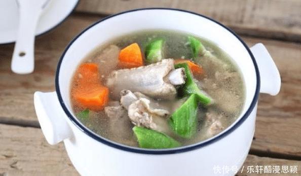 炖排骨汤,焯水还是直接炖牢记关键3步,肉嫩汤鲜,不柴不腥气