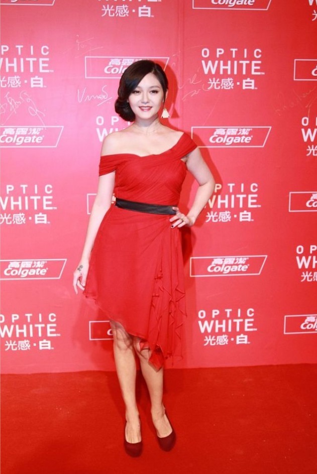 肩部|小S身材真好, 穿修身小红裙秀身材, 酒红高跟鞋是亮点