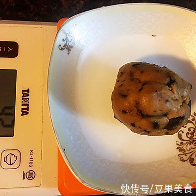 别怪我没提醒你,这道榛果巧克力熔岩软饼一吃就上瘾