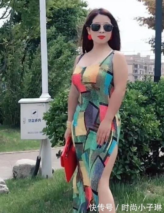 高跟鞋 小区贵妇真够“潮”,开叉裙穿出肥而不腻的时尚感