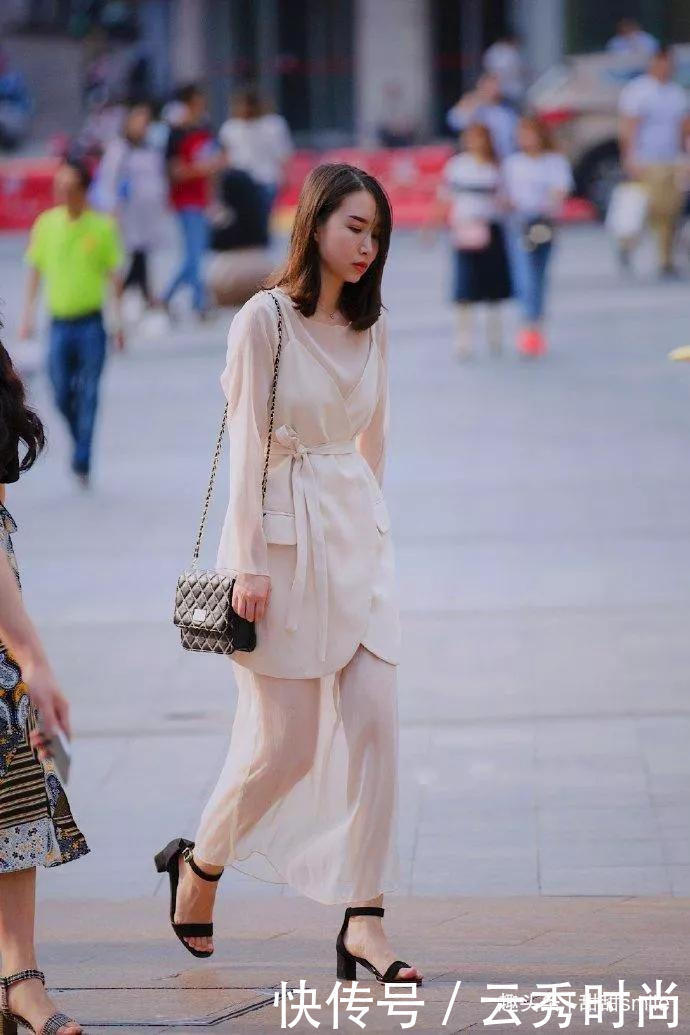 美女脚上穿搭上一双高跟鞋，让她的气质提升了一个档次，精致时尚