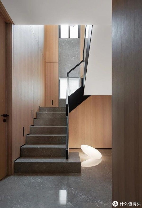 楼梯|她家客厅太好看了，一进门就被美到，喜欢这样简单不花哨的装修