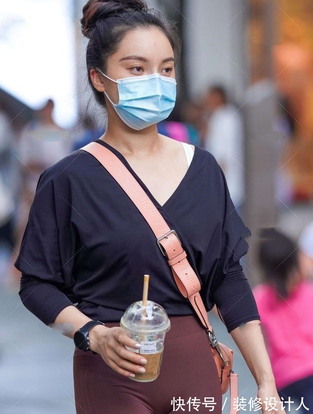 搭丝绒 黑色休闲衫和棕红色裤子组合,时尚大方,运动感十足!