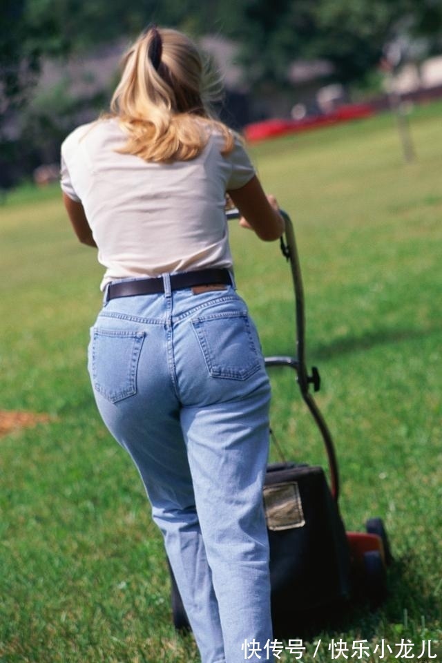 小姐姐 秋季的打底衫配牛仔裤,穿出了简约大方又显气质的美