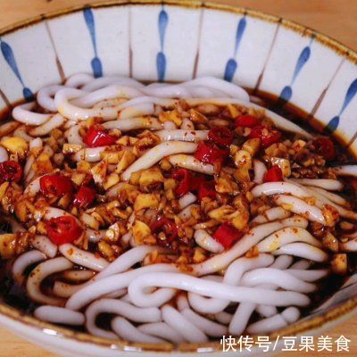 快手|#巨下饭的家常菜#旺强做了酸辣土豆粉，酸辣爽口简单快手