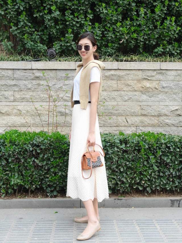 白色衬衫|小个子女生这样穿搭显高显瘦,白色衬衫搭配百褶裙温柔优雅,真美