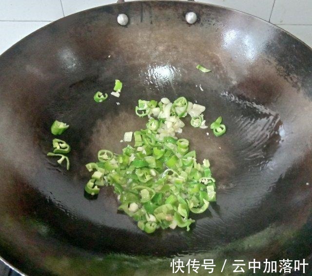 青椒|青椒碎炒空心菜，简单快手，美味下饭菜！