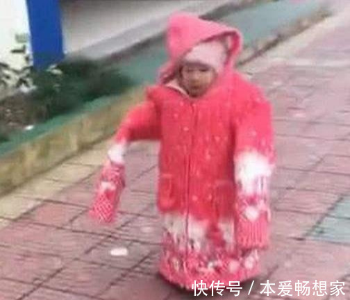 孙子|姥姥沉迷电视,忘给孙子喂奶,接下来宝宝动作熟练地让人“想笑”