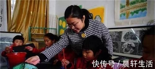 妈妈|孩子画“全家福”作业，老师怀疑心理不健康，妈妈笑抽：您看岔了