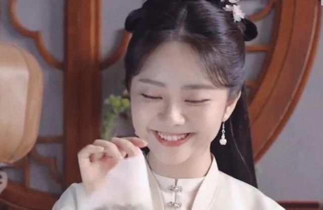 生图|谭松韵跟李沁《跑男9》同框，都是30岁，生图下的颜值把我看愣了