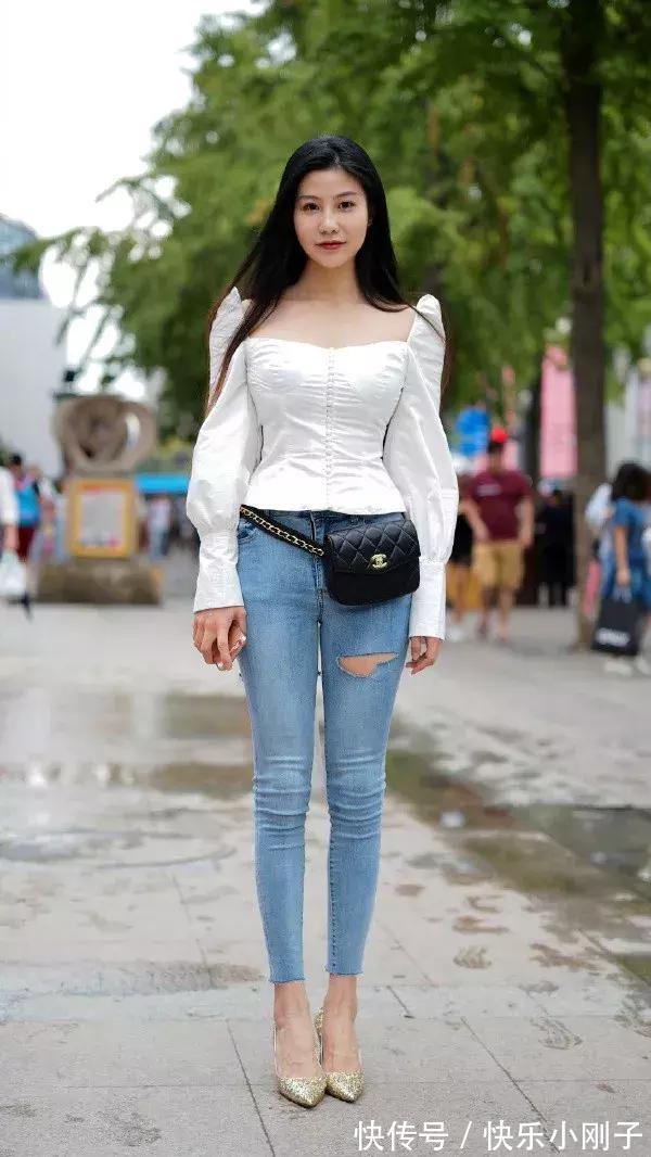 连体裤 吊带连体裤,黑白的竖条纹路不规则的设计,显得格外的靓丽