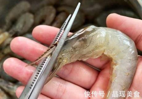 椒盐虾家常做法，不要直接下锅炸，多加1个步骤，虾香酥还不腥
