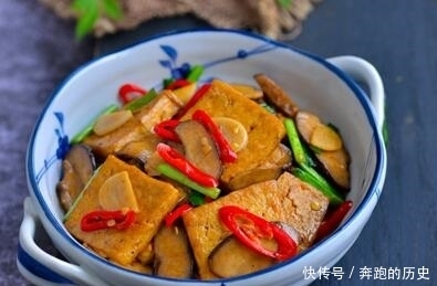 不用|豆腐这样做又鲜又香,只因加了这个调料,连鸡精都不用放