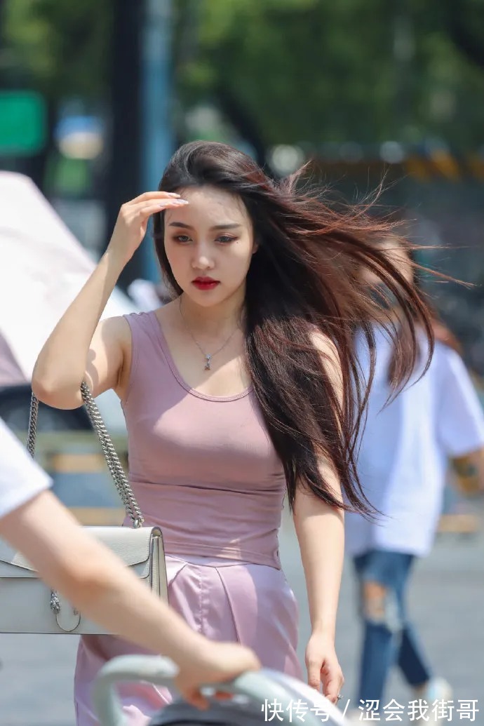 漂亮 街拍很漂亮的长发美女姐姐