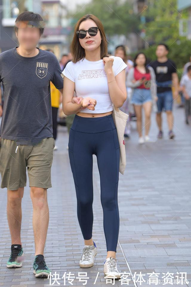 白色字母短袖搭配深蓝色健美裤，简单自然，穿出时尚感