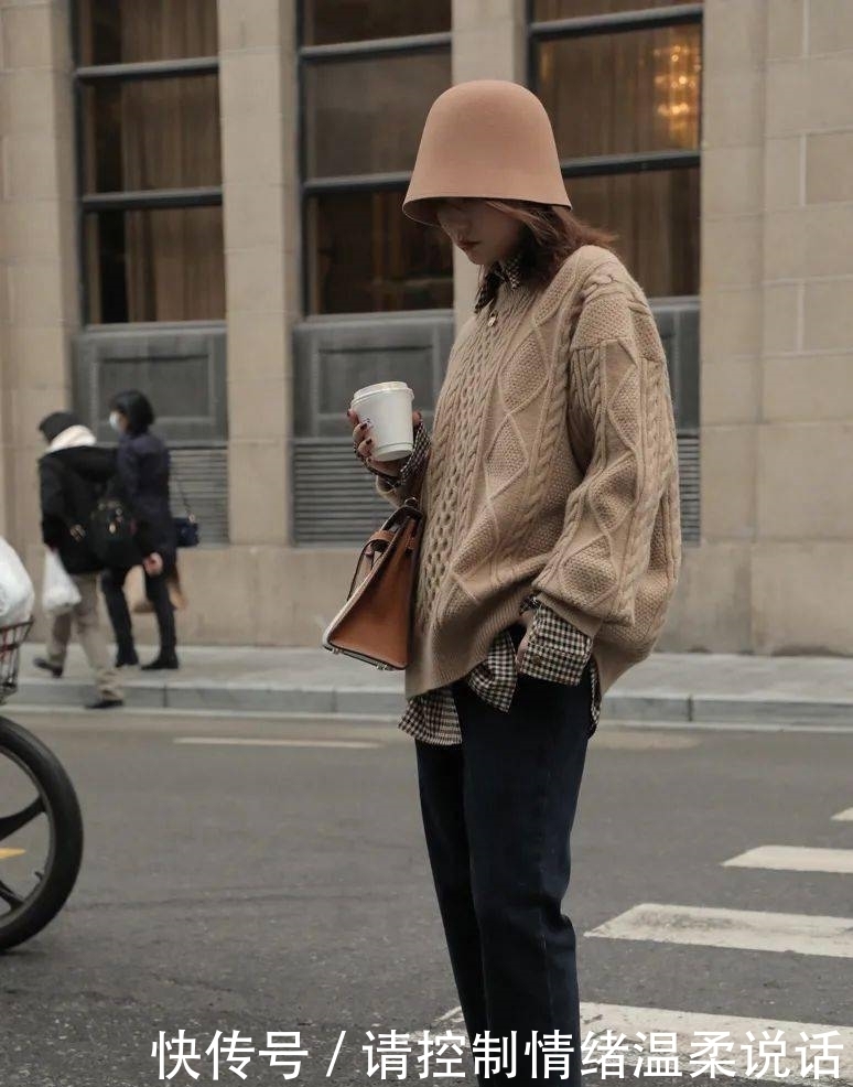 2021年第一套绝美气质穿搭:丝绒裙+毛衣!!!