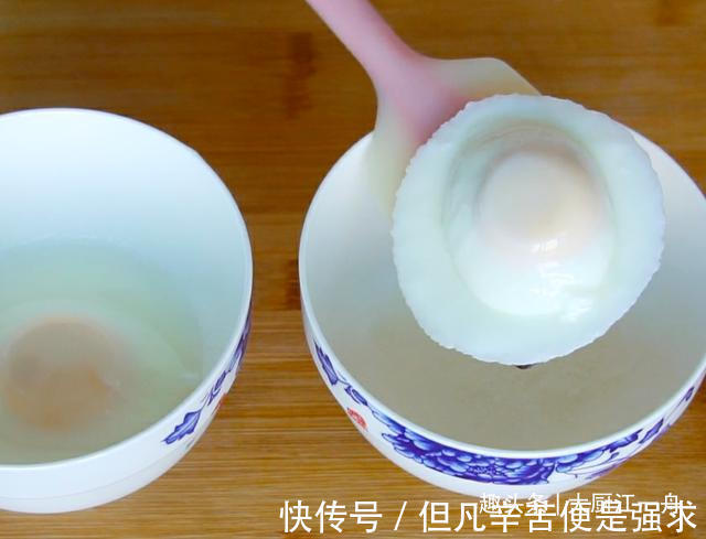 水煮荷包蛋时,为何总是散开有白沫教你2招,荷包蛋滑嫩不粘锅