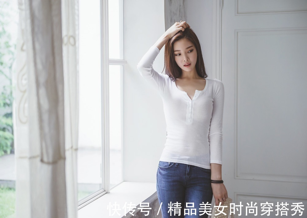 简约|简约又时尚的搭配总是很显气色!修身牛仔裤搭配高跟鞋简约大气