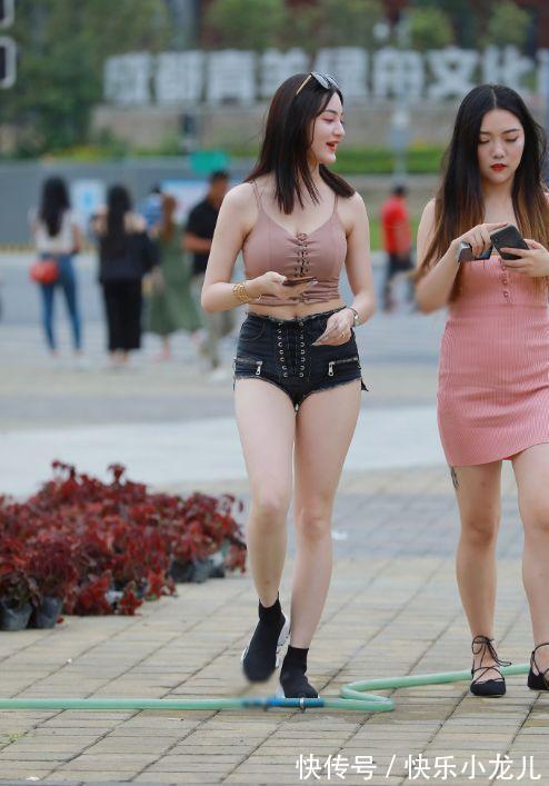 上衣 小姐姐身穿一件白色v领的吊带,看上去很有时尚感