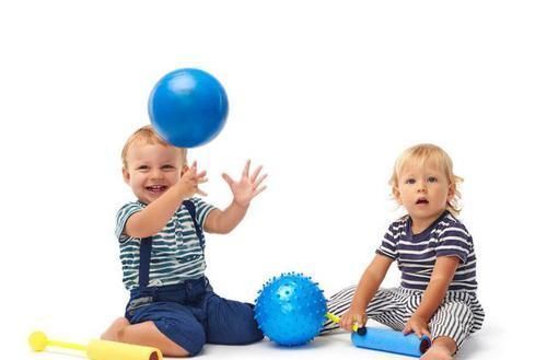 滑梯|孩子为什么见了东西就扔?孩子背后这些心理暗示,我们要知道