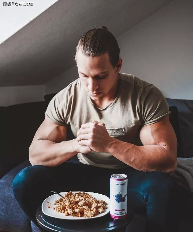 胸肌|臂围45cm，二头肌似小山包的猛汉奶爸，还自带肌肉抽筋绝活