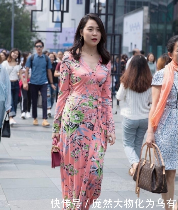 长裙|小姐姐这条长裙像戏服,具有别致韵味