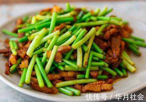 入味|蒜苔炒肉，别直接下锅炒，分享2个窍门，猪肉更滑嫩，蒜苔更入味