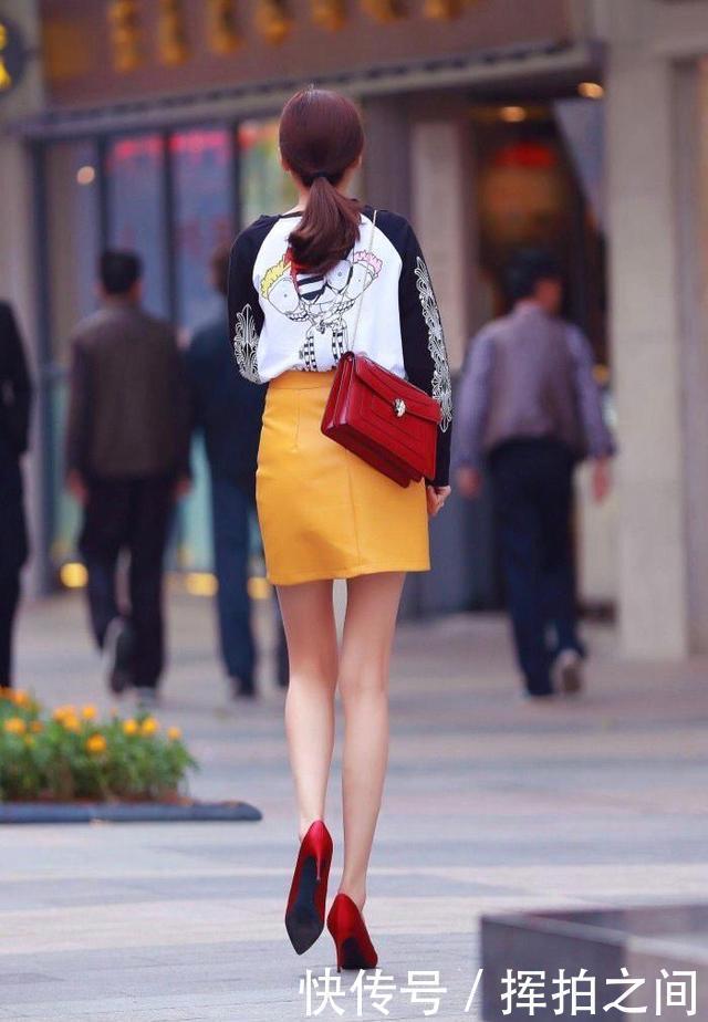 鲜黄色A字裙搭红色高跟鞋，造型独特，款式新颖，显白显瘦更显腿长