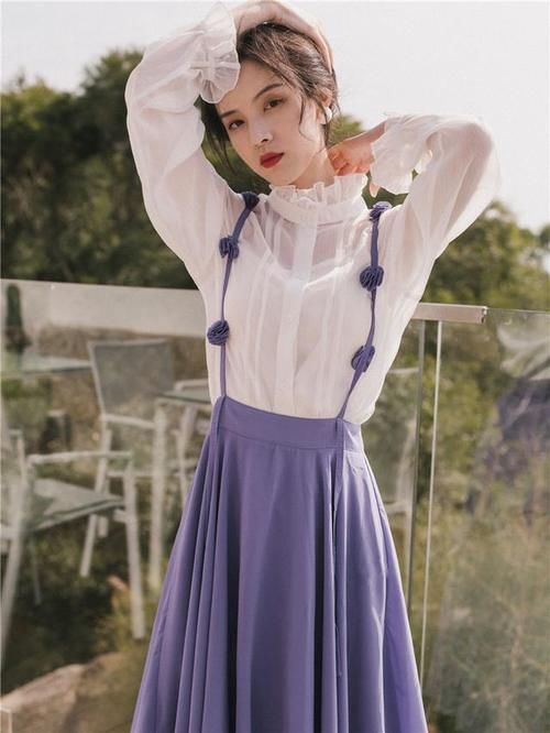 卫衣不受宠了！今年“法式衫+半身裙”正流行，洋气复古很减龄
