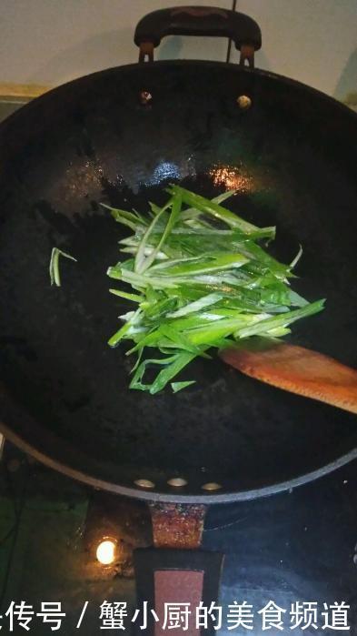 试试|做面条时,烹饪方法越简单,味道却越经典,学会了在家试试太香了