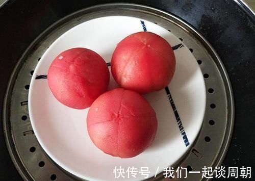 西红柿和它搭在一起，锅里蒸15分钟，入口浓浓的鲜味，弹嫩好吃