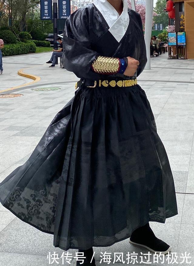 飞鱼服|最近流行一种汉服,近看很帅,远看却像垃圾袋,网友邪剑仙