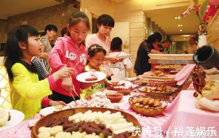 同学|妈妈带6岁儿子参加同学聚会,结束后被踢出群,得知原因后悔不迭