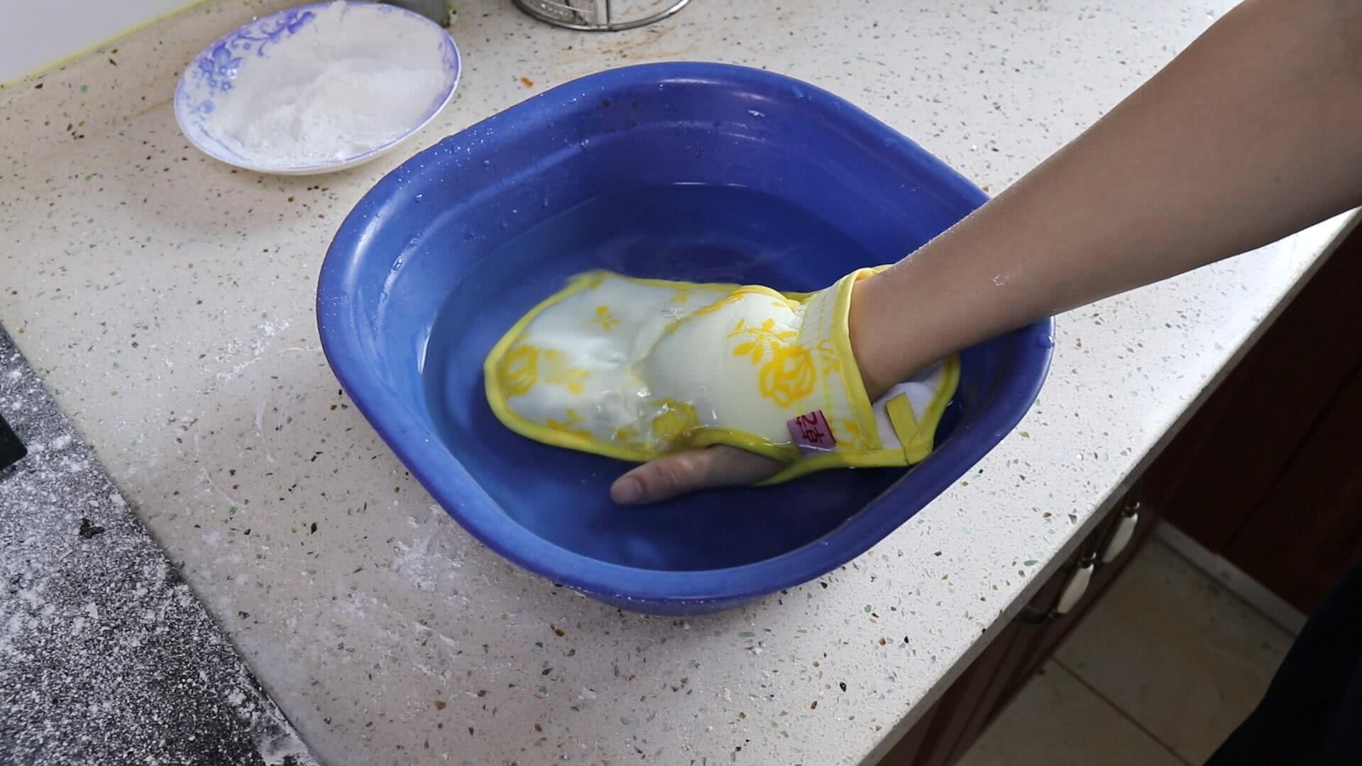 再脏的油烟机，撒上它擦一擦，2分钟就能洗得光亮如新，太省事了