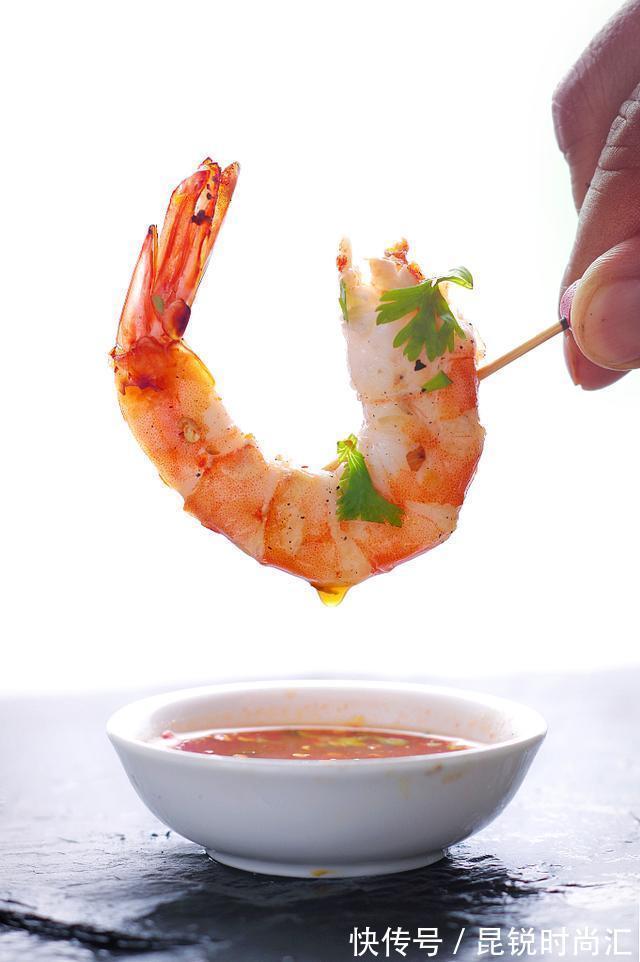 煮虾是凉水下锅还是开水下锅？看大厨教你煮不腥Q弹的大虾