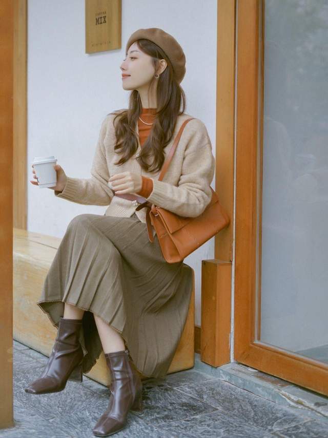 半身裙|女生博主秋冬穿搭指南,针织开衫搭配百褶半身裙,高贵优雅又温柔