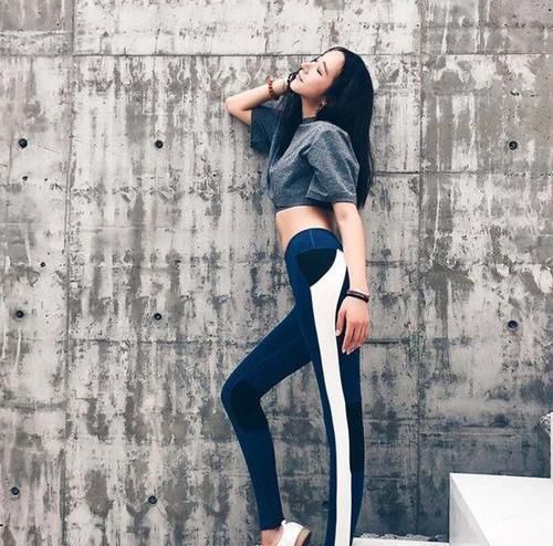 修长|修长时尚的打底裤小美女,网友穿出不一样的美感